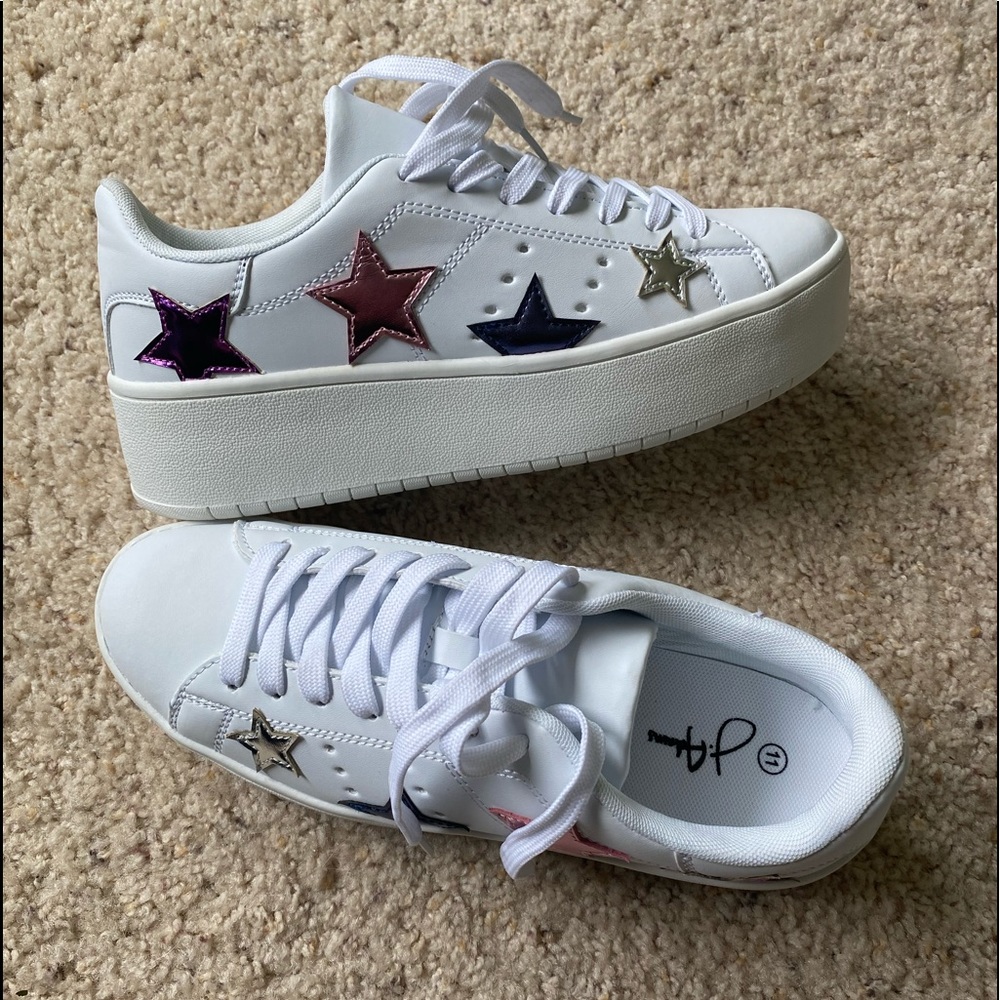 White Lace Up Platform Sneakers w’ Purple Stars ⭐️